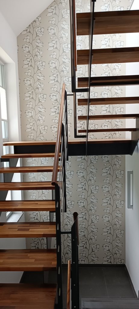 Treppenhaus mit Blumentapete