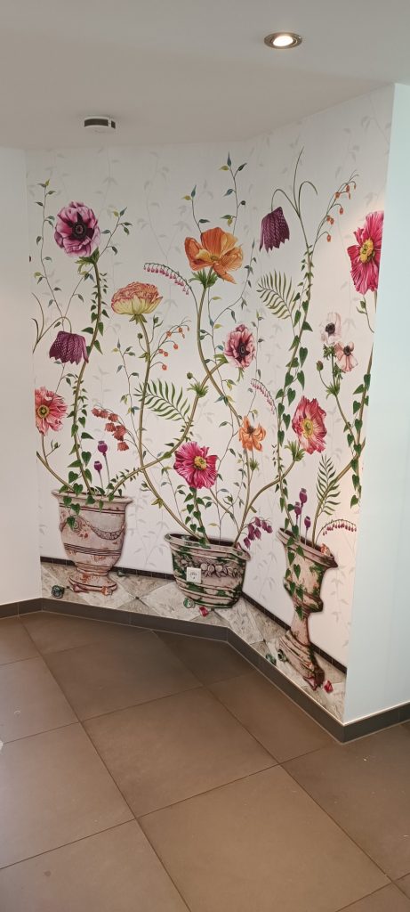 Blumige Wandgestaltung mit Töpfen