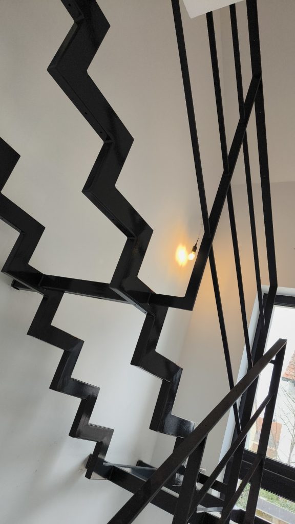 Zickzacktreppe mit Wandbeleuchtung