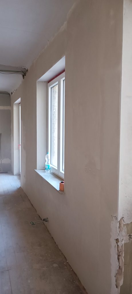 Leeres Zimmer mit Fenstern
