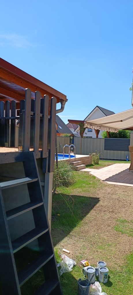 Garten mit Spielplatz und Pool