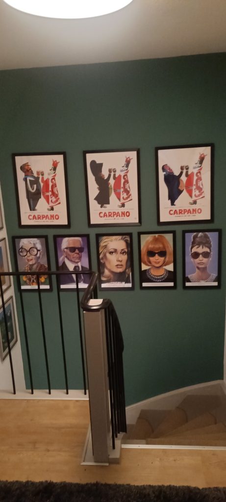 Wand mit gerahmten Bildern