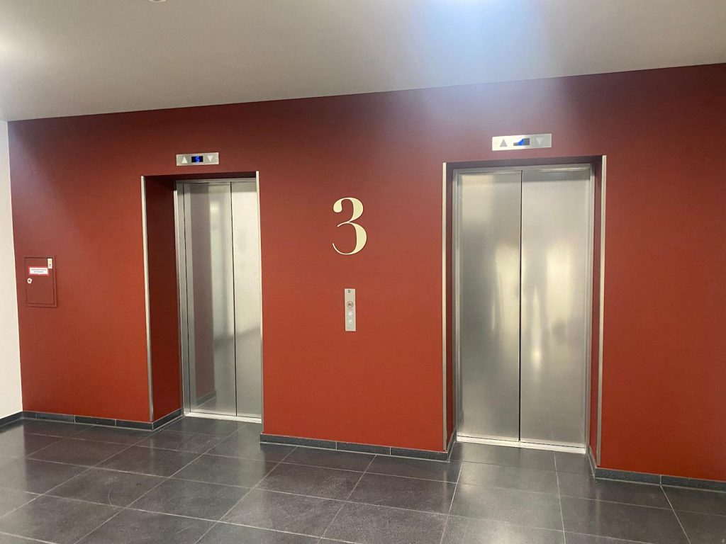 Aufzug im dritten Stock