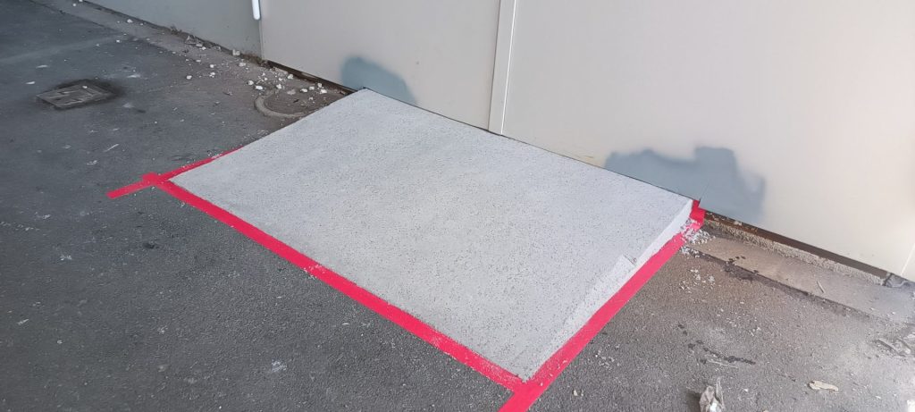 Neuer Betonbereich mit roten Markierungen