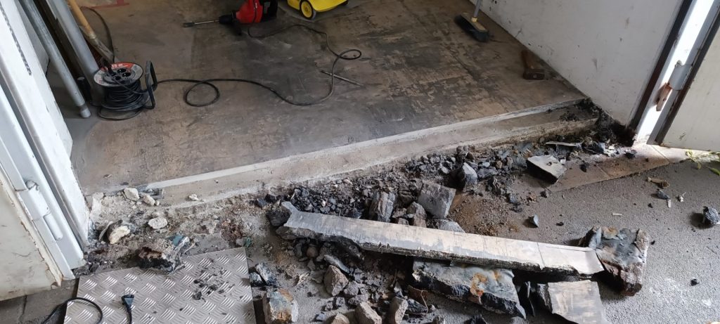 Boden mit Abfall und Werkzeug