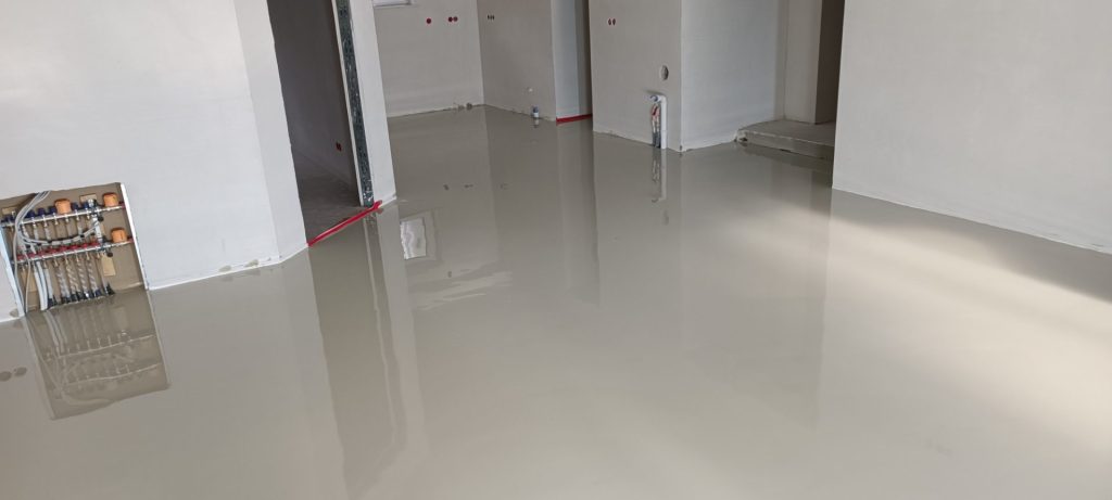 Glatte, schimmernde Fußbodenschicht