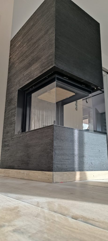 Moderne schwarze Kaminverkleidung