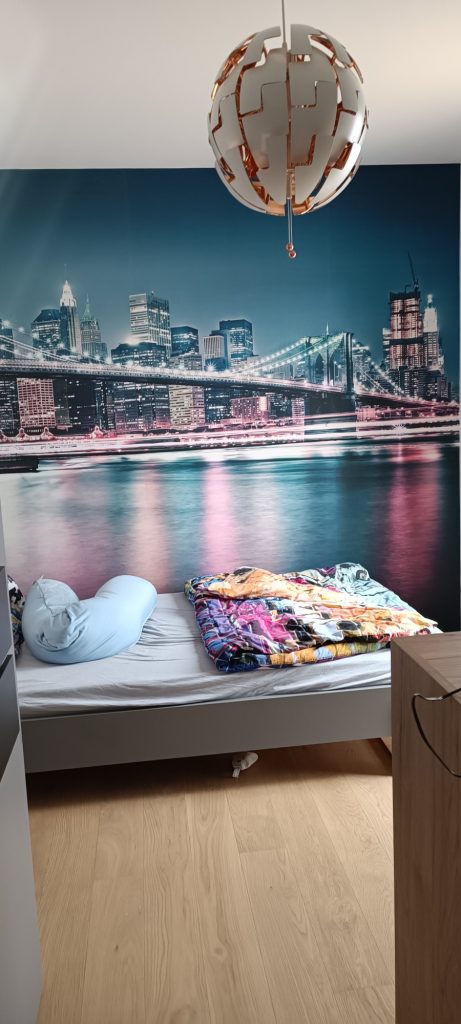 Schlafzimmer mit Stadtansicht
