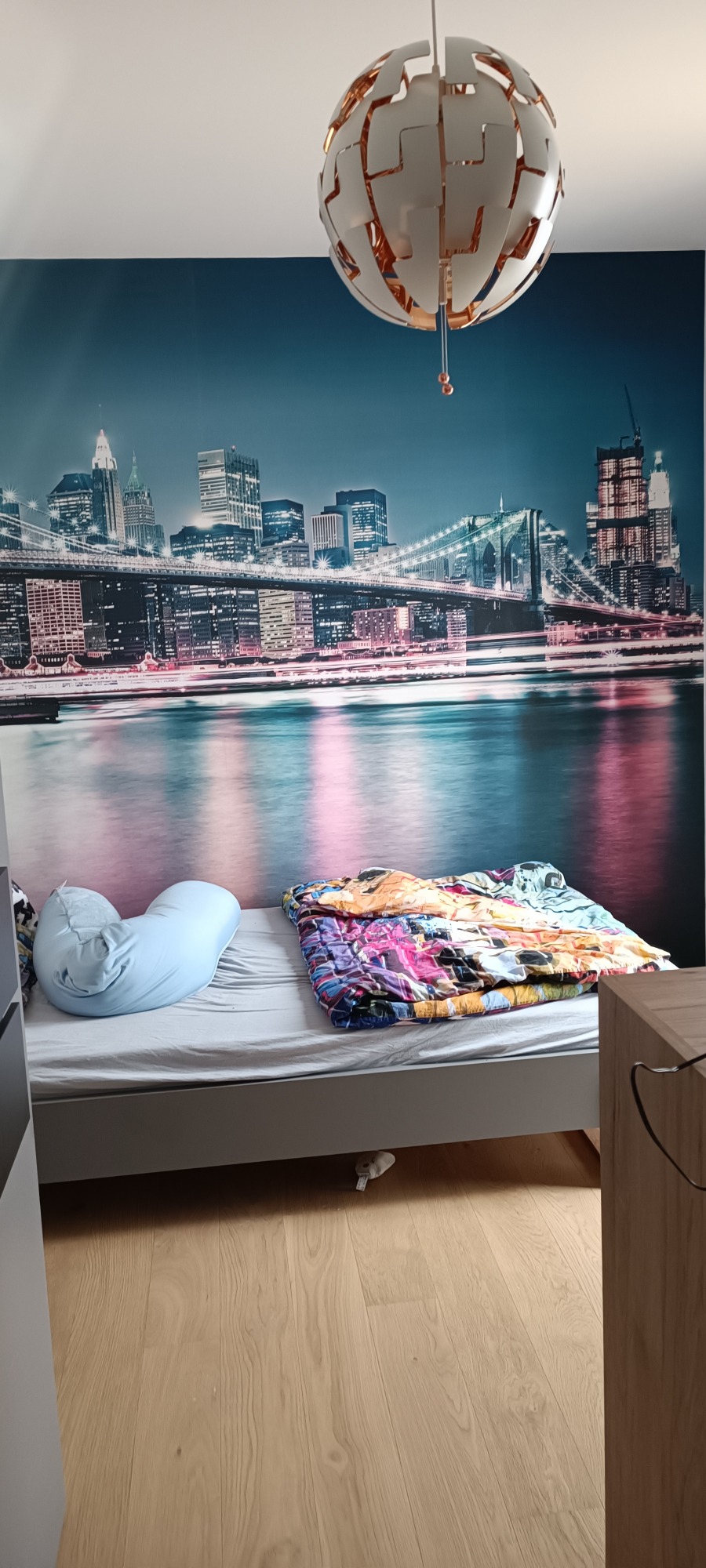 Schlafzimmer mit Stadtansicht