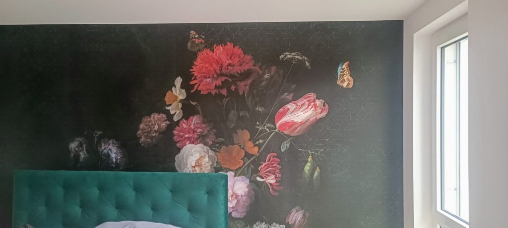 Blumenwand mit Schmetterlingen