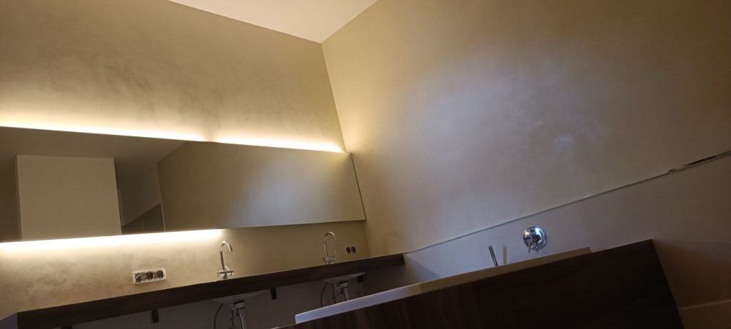 modernes Badezimmer mit Beleuchtung