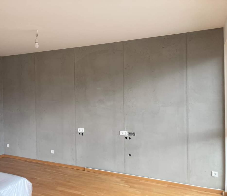 Betonwand mit Steckdosen sichtbar