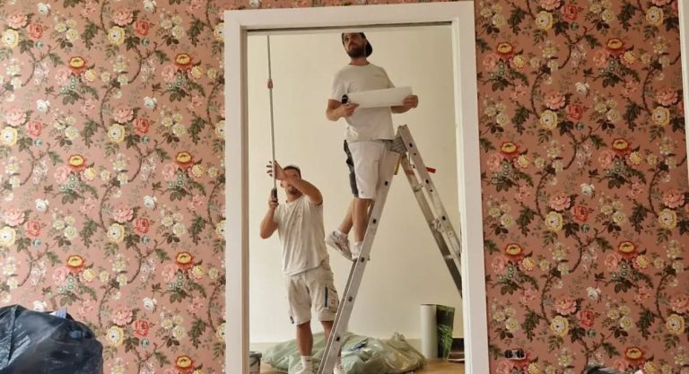 Zwei Männer arbeiten an Wand