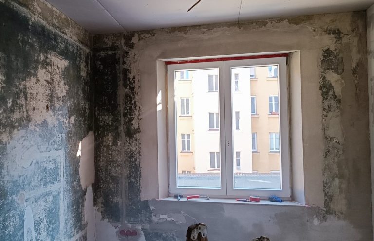 Renovierungsbedürftiger Raum mit Fenster