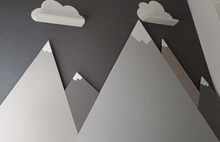 Bergwand mit Wolken dekoriert