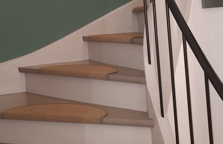 Treppen mit Teppichläufern