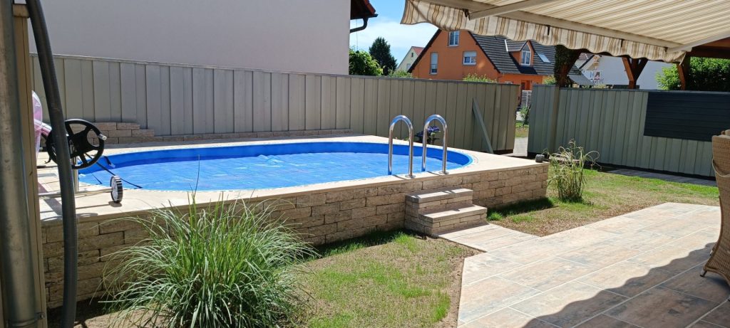 Schwimmbecken im Gartenbereich